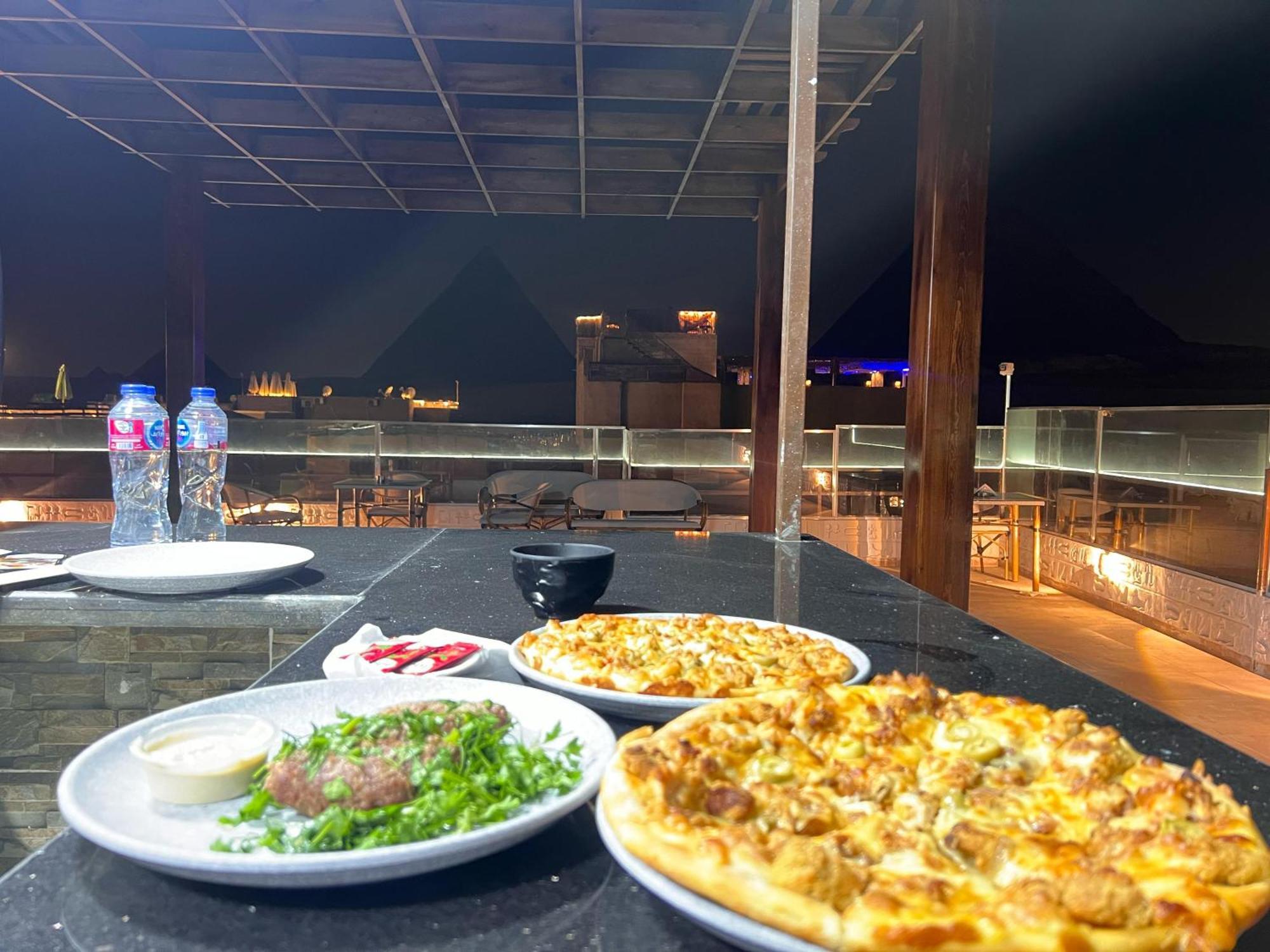 Le Grand Pyramids View &