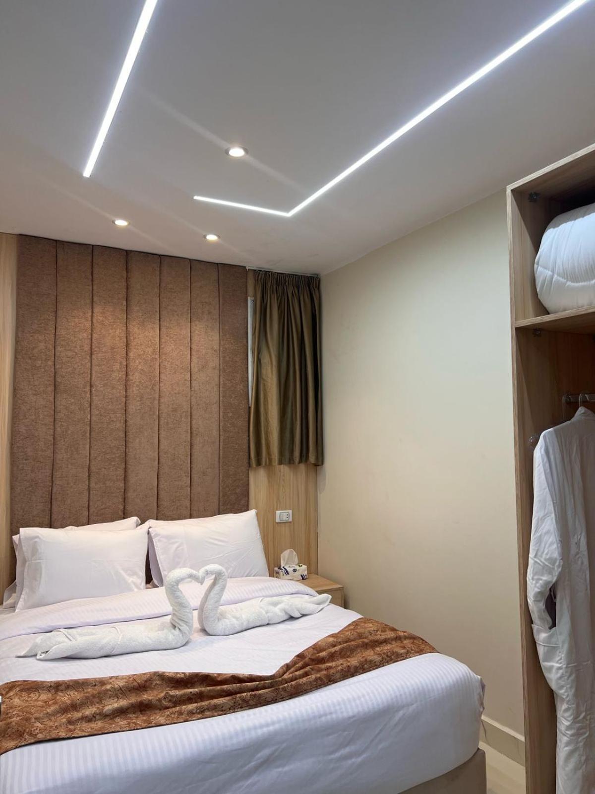 Le Grand Pyramids View &